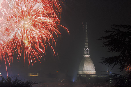 Fuochi artificiali sulla Mole Antonelliana a capodanno.