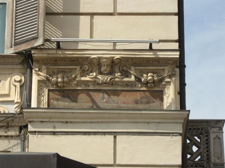 Affresco raffigurante la Sacra Sindone contemplata dalla Vergine e due frati, presumibilmente francescani (se il saio non mi inganna),  all'angolo di Piazza San Carlo con via Santa Teresa