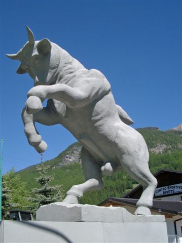 Il toro in esilio. Per qualche tempo è restato sul tetto del padiglione di Torino Esposizioni, in corso Massimo d'Azeglio. Forse non piaceva. L'hanno esiliato a Pragelato ..