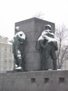 Piantone di guardia, monumento ai caduti