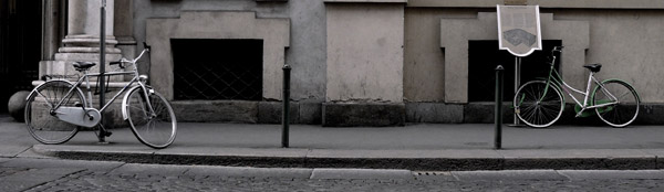 Sosta, in Via della Consolata, tra Via Garibaldi e Piazza Savoia.
