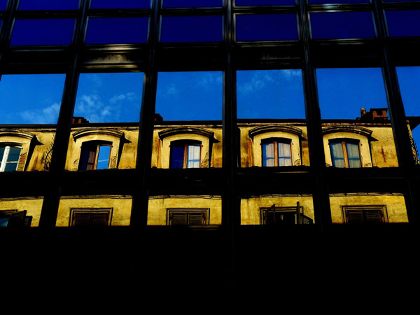 Riflessi, via S. Massimo Ã¨ il fianco della palazzo Rai, poco prima di arrivare al Cinema Massimo.