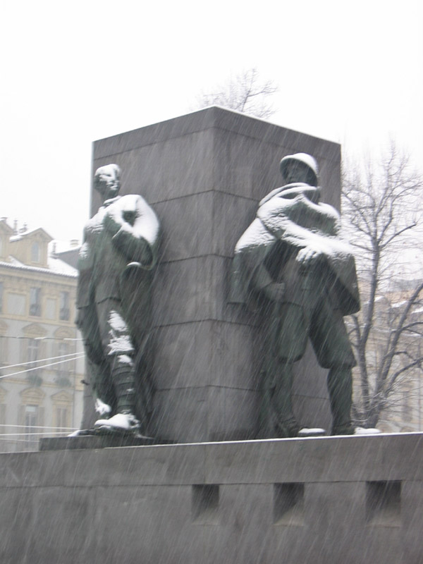 Piantone di guardia, monumento ai caduti