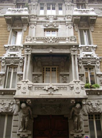 Per fortuna c'Ã¨ qualcuno che tiene su tutto! Palazzo liberty in via Clemente 4