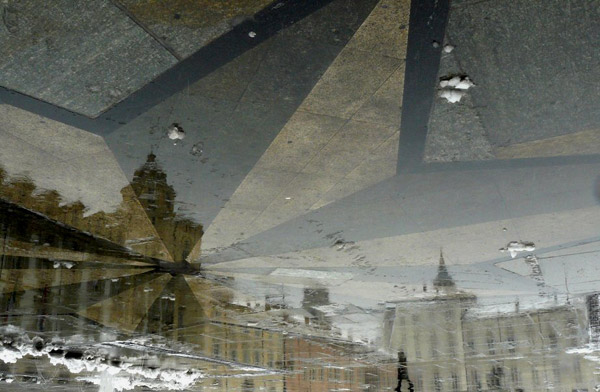Cercando un centro di gravita permanente, piazza Castello sotto la pioggia