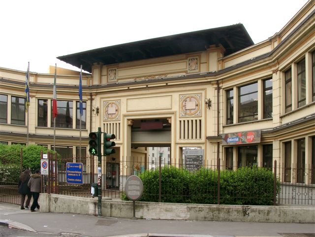 Ex Stabilimento Lancia di Michele Frapolli, del 1919, ora uffici della circoscrizione. Corso Peschiera angolo corso Racconigi