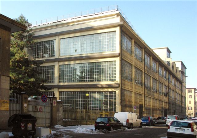 Vecchio stabilimento RIV di cuscinetti, ora ospita una scuola materna e l'Istituto Superiore di Istruzione G. Giolitti. Via Alassio 20