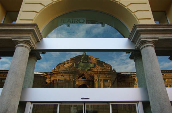 Ingresso al teatro. Il Teatro Carignano ha riaperto nel 2008 dopo un restauro dei suoi interni.