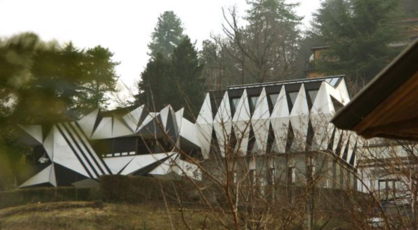 Casa Studio dello scultore Umberto Mastroianni, progettata per lui da Enzo 
Venturelli nel 1953. E' situata lungo la strada antica per Cavoretto.