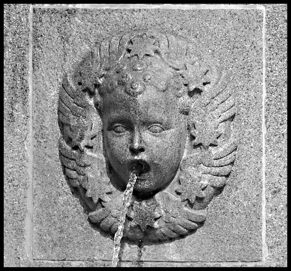 Particolare della fontana Angelica in piazza Solferino