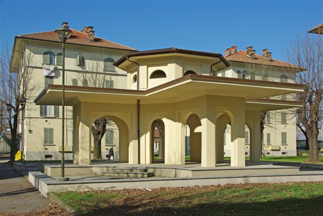 Lavatoio esistente in una piazza del Villaggio creato nel 1925 per le maestranze della SNIA Viscosa, situato al fondo di corso Vercelli, nei pressi dell'imbocco dell'autostrada per Milano