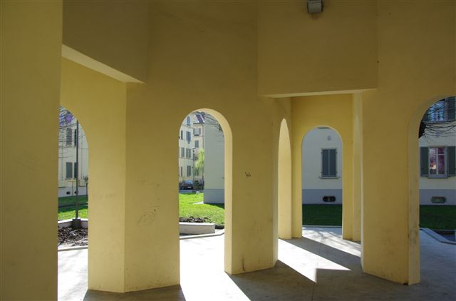 Lavatoio esistente in una piazza del Villaggio creato nel 1925 per le maestranze della SNIA Viscosa, situato al fondo di corso Vercelli, nei pressi dell'imbocco dell'autostrada per Milano