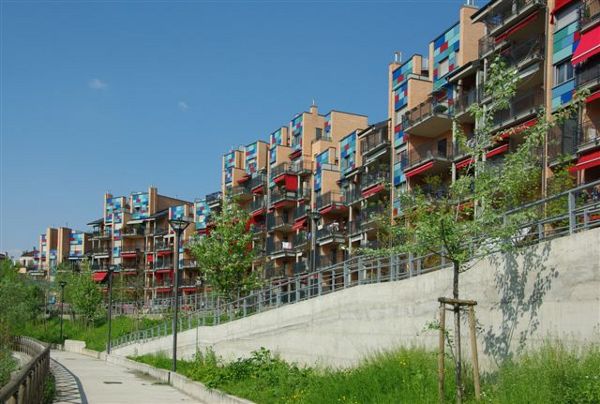 Abitazioni in via Pianezza di fronte alla Dora, nell'area della ex 
Paracchi.
