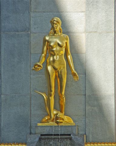 Statua decorativa presso il Golden Hotel, via Arcivescovado 18