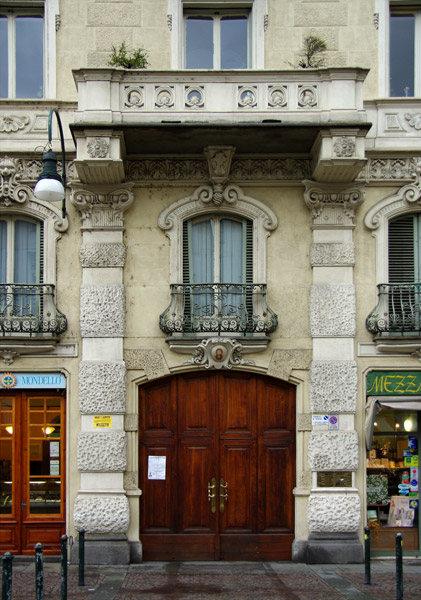 Portoni di Torino: piazza Emanuele Filiberto 8