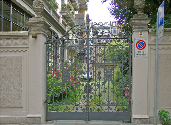 Portoni di Torino: via Revel 20, angolo corso Galileo Ferraris