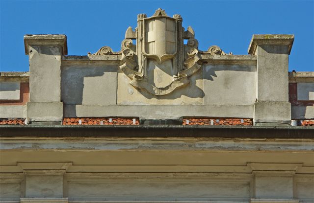 Fregio che reca ancora lo stemma sabaudo con due fasci a lato degli uffici delle dogane di corso Sebastopoli 1