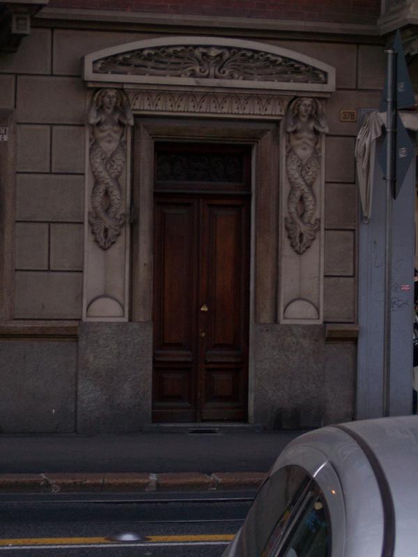Decorazione a forma di sirena in via Nizza