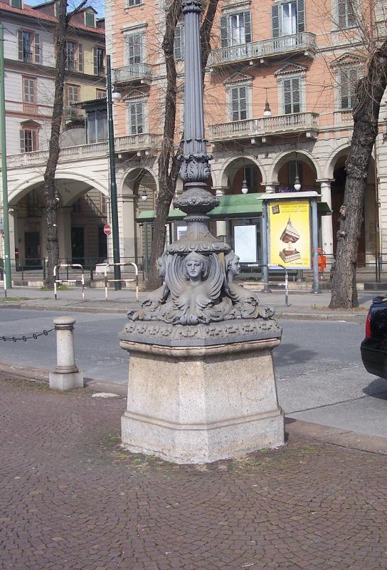 Sfinge che regge uno dei pali di luce presso il Mastio della cittadella
