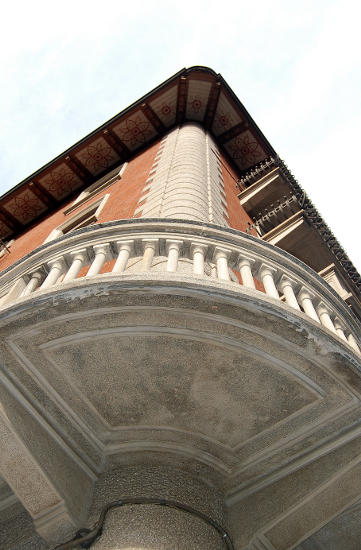 Dettaglio delo stabile Liberty in via Di Nanni 20