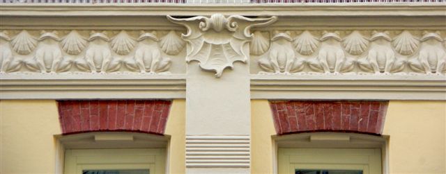 Rospi e conchiglie! Particolari degli ex bagni pubblici di via Oddino Morgari angolo via Belfiore. L'edificio Ã¨ in fase di ristrutturazione per essere trasformato in un centro delle culture