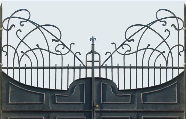 Portoni di Torino: ingresso carraio dell'edificio ex FIAT di corso Dante angolo via Chiabrera 19