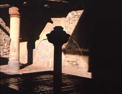 Fontana all'interno del borgo medioevale.