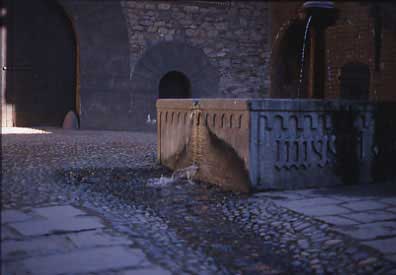 Fontana all'interno del borgo medioevale.