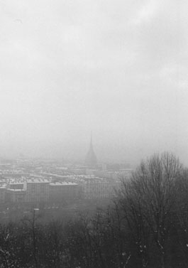 Torino avvolta dalla nebbia dal monte dei Cappuccini