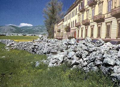 Rivalsa di Madre Terra sulla frontiera -uomo-. Arterie di pietra trappole a palazzi di mattone.