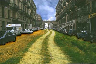 Su strada sterrata, torna il passato a curiosare tra auto ferme e spente vetrine.