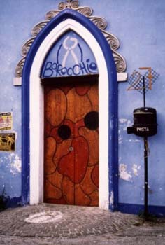 Perdo i pezzi dalla faccia. Non posso farci nulla. Solo l'eco di un lontano terrore e per il resto sto lÃ a perdere i pezzi specchiandomi in o specchio che non c'Ã¨,specchiandomi nel muro.Eppure mi vedo, ma dall'ingresso del bagno. Dall'ingresso del bagno vedo me stesso perdere i pezzi nel lavandino,cinque metri piÃ¹ in lÃ . Poi dal lavandino mi vedo sulla soglia, appoggiato alo stipite,mentre mi osservo.Mi guardo negli occhi.