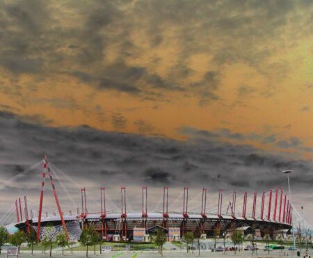 Stadio sotto cielo mutevole