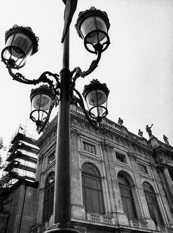 Piazza Castello di giorno