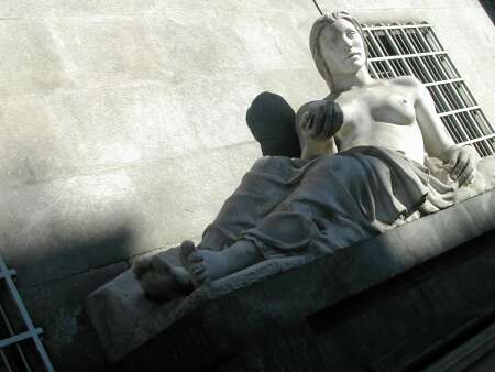 La statua della Dora in piazza CLN