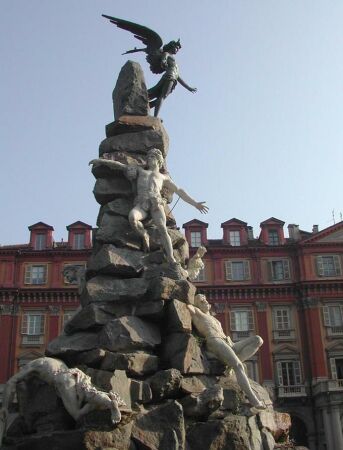 Il monumento in piazza Statuto