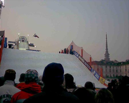 Snowboard sotto la mole