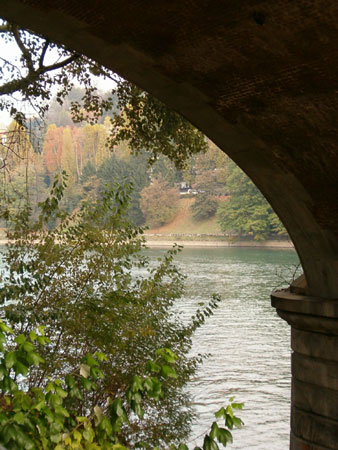 Sotto il ponte Isabella, in autunno