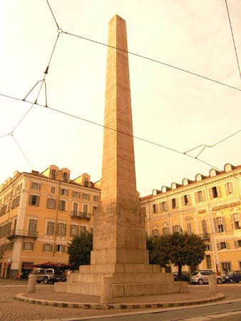 Dito puntato al cielo, piazza Savoia