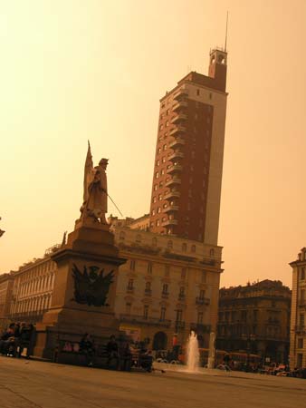 Il grattacielo da piazza Castello