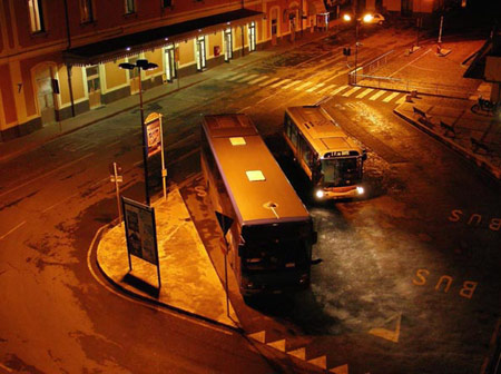 Piazzale davanti alla stazione ferroviaria di Imperia Oneglia.