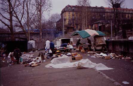 Mercatino abusivo improvvisato vicino al ponte