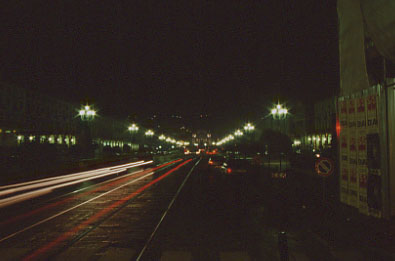Traffico notturno in piazza Vittorio Veneto