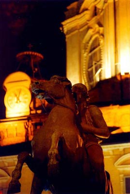 Statua equeste all'ingresso di Palazzo Reale