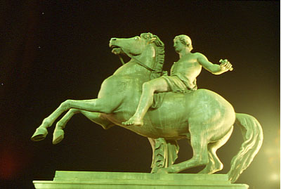 Statua equestre all'ingresso di palazzo Reale. Considerato luogo magico...