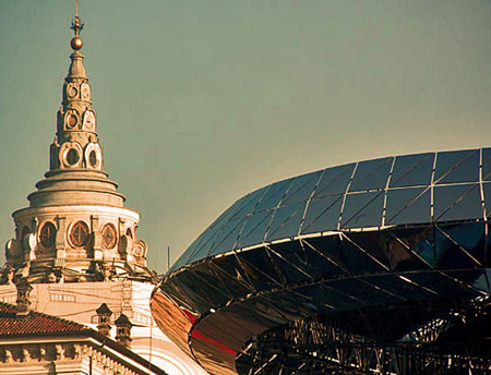 Astronave in piazza Castello: palco per le Olimpiadi Invernali 2006