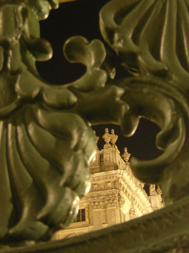Palazzo Madama da dietro la cancellata di Palazzo Reale