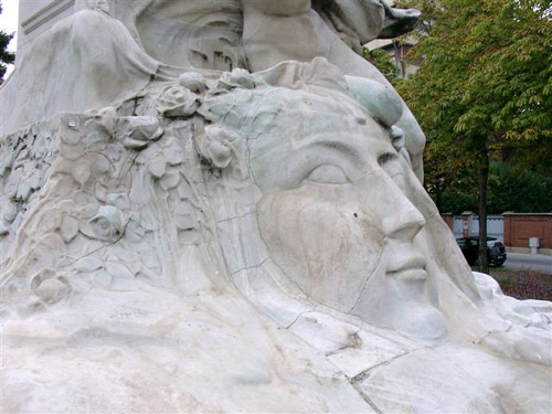 Basamento del momumento a Galileo Ferraris 
del 1902 dello scultore Luigi Contratti, situato all'incrocio tra Corso 
Trieste e Corso Montevecchio