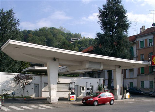 Un distributore al decollo. Distributore di benzina a forma di aeroplano progettato nel 1937 dall'ing. Carlo Agular, in corso Moncalieri presso il numero 283
