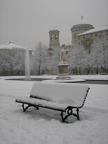 Bianco, in piazza Cavour